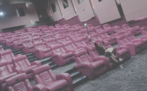 Is there a good cinema near here?�����к��ӰԺ?ji��n)?/></p>
<p><strong>�����@�����к��ӰԺ?ji��n)�?/strong></p>
<p>����A: Shall we go and see the new movie?</p>
<p>����A: �ۂ�һ��ȥ���ǲ����Ӱ�Æ���</p>
<p>����B: Yes. I prefer seeing a movie at the cinema rather than on DVD.</p>
<p>����B: �õ�������DVD�������Ҹ�ϲ�g���ӰԺ���Ӱ��</p>
<p>����A: So do I. It��s much better on the big screen.</p>
<p>����A: ��Ҳ�����Ӱ�ڴ��yĻ�Ͽ�Ҫ�õöࡣ</p>
<p>����B: Where shall we go? Is there a good cinema near here?</p>
<p>����B: �ۂ�?n��i)����￴�?�@�����к��ӰԺ?ji��n)�?/p>
<p>����A: Yes, there's one not far from here. It's about 5 minutes by taxi.</p>
<p>����A �ǵ����x�@�ﲻ�h(yu��n)��һ�����˳���܇��s��Ҫ5�����</p>
<p>����B Great. Let's go. I like going out to the cinema.</p>
<p>����B �ØO�����ۂ�?n��i)��ɡ���ϲ�g��ȥ���Ӱ��</p>
<p>����--------------------------------------------------------------------------------</p>
<p><strong>����Notes��</strong></p>
<p>����1. Remember prefer / prefer, e.g.: I prefer seeing a movie at the cinema rather than on DVD / I prefer seeing a movie at the cinema rather than on DVD.</p>
<p>����ӛסprefer /��ϲ�g�����磺I prefer seeing a movie at the cinema rather than on DVD /����DVD�������Ҹ�ϲ�g���ӰԺ���Ӱ��</p>
<p>����2. Notice the phrases about distance and location, e.g.: not far from here / not far from here ; near here / near here :;about 5 minutes bu taxi / about 5 minutes by taxi.</p>
<p>����ע���P(gu��n)�ھ��x��λ�õĶ��Z�����磺not far from here /�x�@�ﲻ�h(yu��n)��near here /���@����: about 5 minutes by taxi /�˳���܇��s��Ҫ5�����</p>
<p>������Ϣ��Դ�����������v���Z���(d��ng)�Mί��(hu��)</p><script>s(