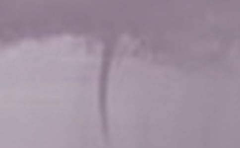 制造紅雨的龍卷風