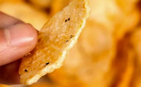 擠眉弄眼吃薯片作文