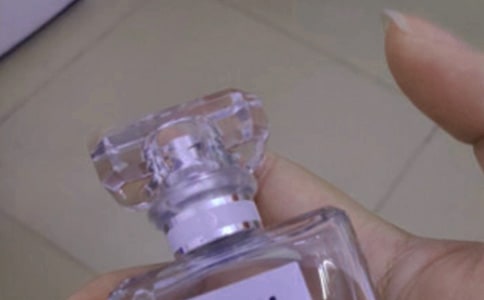 香水怎么用_噴香水的正確方法