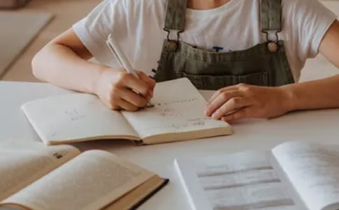 800������