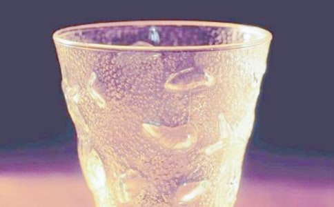 哲理小故事:把自己的杯子放低一些