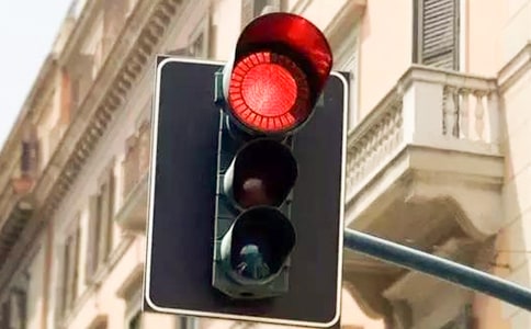 心中有盞紅綠燈600字作文-心中有盞紅綠燈高中作文