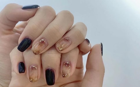 ɫ�ʺ����ͼ�?zh��n)���������?/></p>
<p><strong>ˇ�g(sh��)���</strong></p>
<p>ָ�׹P�L�� �Ì�����������ڼ��������L��D ��</p>
<p>ָ�׹��L���ü��ͺͶ��ü�ˇ�P�����L����(ji��n)�������ĈD�� ��</p>
<p>ָ�ׇ��L�� �Ç��L�C(j��)�͌��Ç��L��ϣ��ڼ����χ������N�u׃�ɫ��Ч�� ��</p>
<p>�NƬ�ף� ��ָ�׌����zˮ����ȫ�N����N��Ƭ�N�ڼױ��棬�Ķ�������L(zh��ng)������ȱ�c(di��n)͸�����^����</p>
<p>ˮ���ף� ��ˮ������ˮ��Һ��̓�(y��u)��������ˮ������Դ�ں��R�]���������c(di��n)���|(zh��)�؈�(ji��n)����ĥ�����ה�����</p>
<p>�⯟��֬�ף� ��ˮ���׵ēQ���a(ch��n)Ʒ�����o(w��)ɫ�o(w��)ζ�������W(xu��)���|(zh��)�����������⾀����Ȼ��֬�ۺ�����ױ������Ķ���ͳ���(ji��n)�g����ɵ�ָ���������H����������෴������ָ�׏�(qi��ng)�ȣ�ֻҪÿ���������M(j��n)��һ��ָ�����a(b��)����ɳ��m(x��)���м��΃�(y��u)��������ͨ͸��ָ������ʹƽ��Ϳ����ͨ���ͣ����͕�(hu��)��?y��n)����˘�֬��׶�׃�ò���Ó������������?/p>
<p><strong>����ɫϵ</strong></p>
<p><strong>�tɫϵ</strong></p>
<p>�Ƽtɫ���f(w��n)��ɫָ���ͣ��κ���Ϳ��������(hu��)�ǳ���������ɫ������������ָ�׵āy����׌�wɫ�@�ø���𪡣��ʹ���������Ҳ�ܘOչŮ��������</p>
<p>����ʾ��ָ�׵��Π��˞����λ������Ƽtɫչ�F(xi��n)���ǳ�����ŵ����������h��һ��Ҫ����ˮ��</p>
<p>�ۼtɫ��ɢ�l(f��)�������Ě�Ϣ�����F(xi��n)���ɐ�(��i)����Ůζ��ʹ�Õr(sh��)�e���˴���ʽ�ӿɐ�(��i)�������Ҫ��Mչ�����L(f��ng)�飬��(y��ng)���������͸���������</p>
<p>����ʾ�����ɫ���ڜ\��ɫ����ʹ�ú��(hu��)׌ָ���@�ôֲ�����͹��ƽ������Ҫ�Ȍ�ָ�ױ���ĥƽ����չ�F(xi��n)��ɸ����ۼtɫָ���͵Ĵ������(qi��ng)���κ��w��(x��)�����O(sh��)Ӌ(j��)���m����</p>
<p><strong>�Gɫϵ</strong></p>
<p>ī�Gɫ�ǳ��m��ָ�׶�С��Ů�����o�˺�Cool�ĸ��X(ju��)���������Mչ��(g��)�������̈́e�e(cu��)�^(gu��)�@��(g��)�ɫ�����c�����L(f��ng)���b��ܴ��䣬���m��Ƥ����ֹ����{(di��o)�����</p>
<p>����ʾ�����˲�׌�wɫ�@���^(gu��)�ڰ�����Ϳ���@�Nɫ�ʵ�ָ��������ô�����ɫ������̫�L(zh��ng)��ָ�ײ��m��Ϳī�Gɫ����(hu��)�o���Բ��B(t��i)���a�K�ĸ��X(ju��)��һ��Ҫ��ָ�׼��̣����L(zh��ng)����ָ0.2���ּ�����</p>
<p>���Gɫ���������ɵ����Gɫ��Mδ��(l��i)�У���(hu��)ʹ���ָ����������m�ϴ���������������ɫ����c�����</p>
<p>����ʾ���돊(qi��ng)�{(di��o)���Gɫָ�׵���������ô�����ŵ�������ָ�׻�ָ�P(gu��n)��(ji��)ɫ�ɰ������������m��Ϳ���Gɫָ�����������f(w��n)�e��ӛ���o(h��)���ͣ�����ָ��׃�S��</p>
<p><strong>�yɫϵ</strong></p>
<p>�@�Ǿ���δ��(l��i)�е�ɫ�������yɫ�۲ʡ����ո��ܱ��F(xi��n)�F(xi��n)������������Ϳ���yɫָ���ͣ������ϱ�Ҫ���y���ɫ�ʸ��ӽy(t��ng)һ��������������ɫ�ɵĲʊy�t����ƽ������</p>
<p>����ʾ����?y��n)��yɫָ�����������������������Ժ�����Ϳ���_(k��i)��Ҫ��Ϳ��Ư����ͿĨ�����ͷǳ���Ҫ������Ϳ?j��)ɴΣ���һ�ο���Ϳ��߅����Ϳ���g��Ȼ������߅���ڶ���Ҫ��Ϳ��߅������Ϳ���g����߅��</p>
<p>���{(l��n)ɫ�ǽ^��(du��)������ɫ��������ͬɫϵ�����Ч����(hu��)���ӳ�ɫ��</p>
<p>����ʾ��Ҫ������ָ�����׹������֏�(f��)�p�ֵ�͸���|(zh��)������(qi��ng)�{(di��o)�p���wɫ������](m��i)�����p���o(h��)��������Ϳ�ϱ��{(l��n)ɫָ���ͺ󣬿���Ϳ���yɫ����ָ������Ҳ��ʹ�p�ְ�𪡣</p>
<p><strong>ˮ������</strong></p>
<p>ˮ�������Ƕ�N���׹�ˇ�����ܚgӭ��һ�N�������c(di��n)���܏�ҕ�X(ju��)�ϸ�׃��ָ�Π����o�������L(zh��ng)�У��Ķ����a(b��)���β������z����ˮ��ָ���ɫ������͸���۰���Ȼ�����Ժ͸��N�ɫ�ķ��b��ƥ�䣬�r��Ů�Ը��Ś��|(zh��)��������ָ�װ����˳�ԣ�ĕr(sh��)�g���S��֧������뼰���õ����ҿ������w�F(xi��n)�c����ͬ�Ă�(g��)�ԣ��e��Ͷ���g�M�@�����L(f��ng)�������������������Д�Ů�����ݵĘ�(bi��o)��(zh��n)֮һ��������Ʒ�|(zh��)��(y��u)�����Ļ����B(y��ng)�ߵ͵ľC���w�F(xi��n)���܉�ӳ�˵�ˇ�g(sh��)Ʒζ�c��(d��)�؂�(g��)����</p>
<p><strong>������</strong></p>
<p>ָ�������ѽ�(j��ng)�ஔ(d��ng)��������ʽҲ���ࣺ�⯟�ס�ˮ��������@���òʡ����w�������w���L��������P���ڴ���һ�����׻��y�꿴��һ�N�µĘ�ʽ--�����ס���(j��)��B���������ǽ���7�²��Ƴ����������׌���һ�N�ߙn���M(f��i)Ʒ����(l��i)���M(f��i)�Ĵ���28��35�q�İ��I(l��ng)Ůʿ���������׵���һ���^����4�£�10����12�£�1����ָ�׵��˱��^����</p>
<p>����ָ����Ŀǰָ�������ИI(y��)���¿�ʽ����һ�p��Ҫ680Ԫ��ƽ��һ��(g��)��ָ��Ҫ68Ԫ������(du��)�ڃr(ji��)λ��280��480Ԫ�Ę�֬�⯟�׶��������c(di��n)�F��ֻҪ���o(h��)�ú������ԃ�����(g��)�²������������ܶ���I(l��ng)��ϲ�g��ָ�����ݣ�Ҳ�кܶ��W(xu��)����(l��i)���</p>
<p>�������ɫ��ͬ�����������Ҳ��ͬ����ɫ�����������F�����ź��M(j��n)����͸������ɫ������������������ˬ�c�p�죻�{(l��n)ɫ����������������?k��)o�c���m������ɫ���������������غ��c��(chu��ng)��������ɫ���{(l��n)ɫ�����(ji��n)���c���</p><div   id=