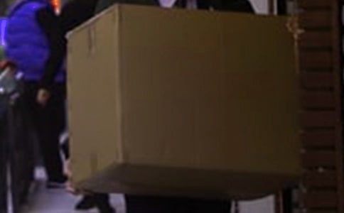 小班體育游戲《小刺猬運(yùn)紙箱》教案